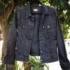 Black Levi’s fitted denim jacket